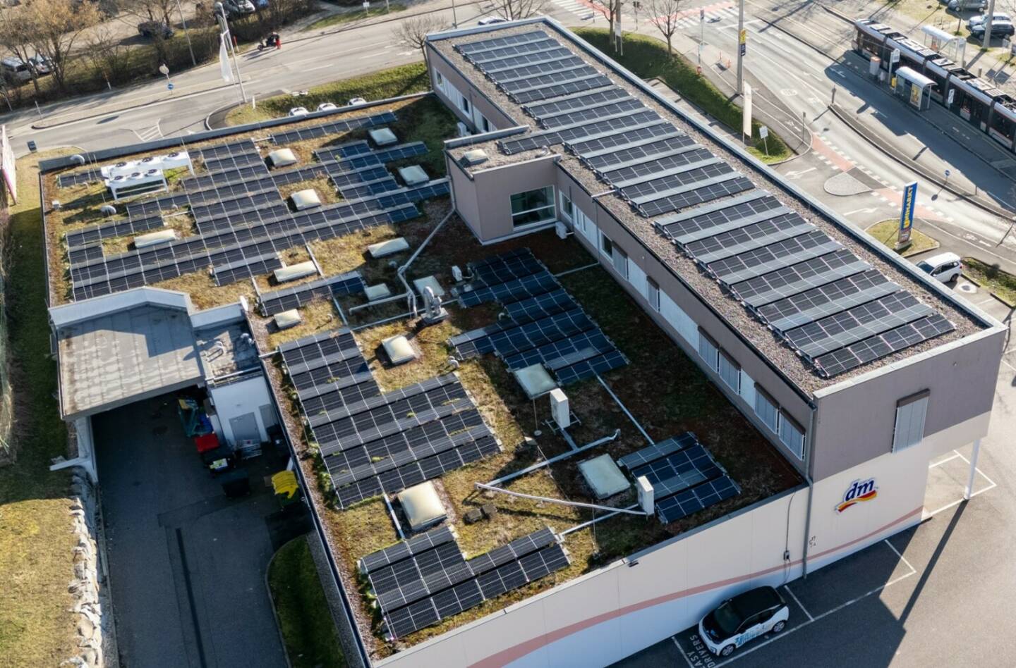 HYPO OÖ und LINZ AG realisieren beim Fachmarktzentrum Ebelsberg eine innovative Sonnenstromlösung. Durch die PV-Anlage werden etwa 36 Tonnen CO2 jährlich eingespart. © LINZ AG/Fotokerschi