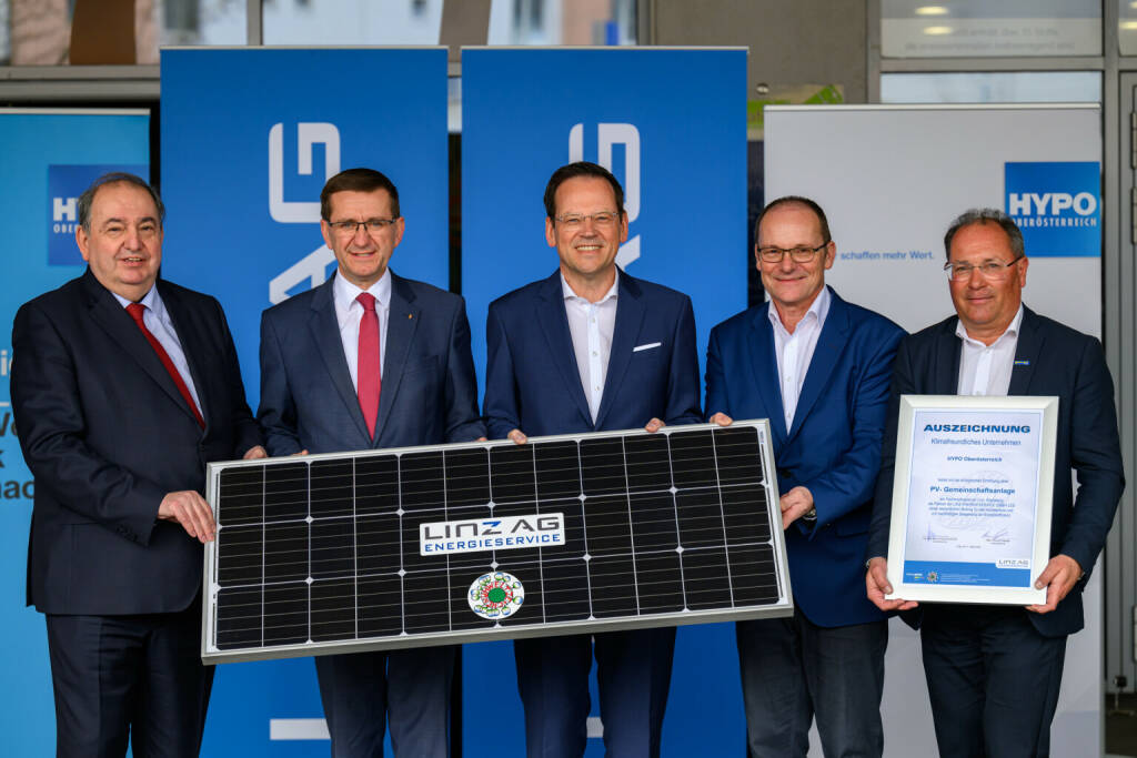 PK HYPO OÖ und LINZ AG/LES  - innovatives PV-Projekt Fachmarktzentrum Ebelsberg: Im Bild: Erich Haider (Generaldirektor LINZ AG), Markus Achleitner (Wirtschafts- und Energie-Landesrat von Oberösterreich), Klaus Kumpfmüller (Vorstandsvorsitzender HYPO Oberösterreich), Bernd Freisais (Geschäftsführer LINZ-ENERGIESERVICE GmbH-LES), Andreas Liegl (Leiter Standortmanagement Unimarkt) © LINZ AG/Fotokerschi (11.03.2024) 