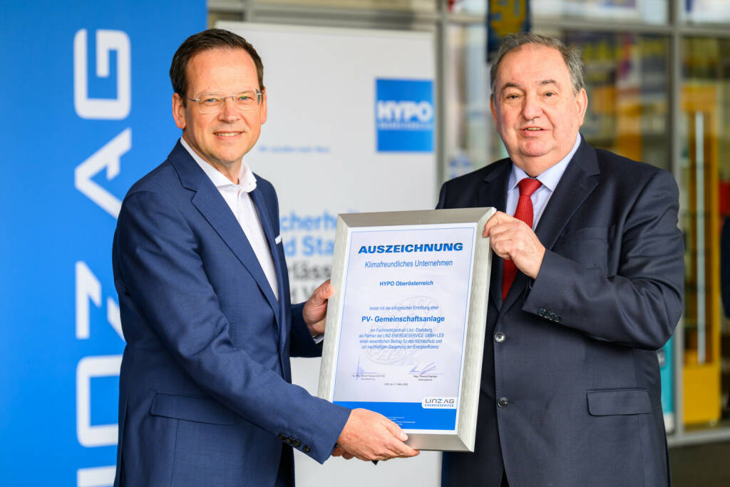 PK HYPO OÖ und LINZ AG/LES  - innovatives PV-Projekt Fachmarktzentrum Ebelsberg: Im Bild: Klaus Kumpfmüller (Vorstandsvorsitzender HYPO Oberösterreich), Erich Haider (Generaldirektor LINZ AG) © LINZ AG/Fotokerschi (11.03.2024) 