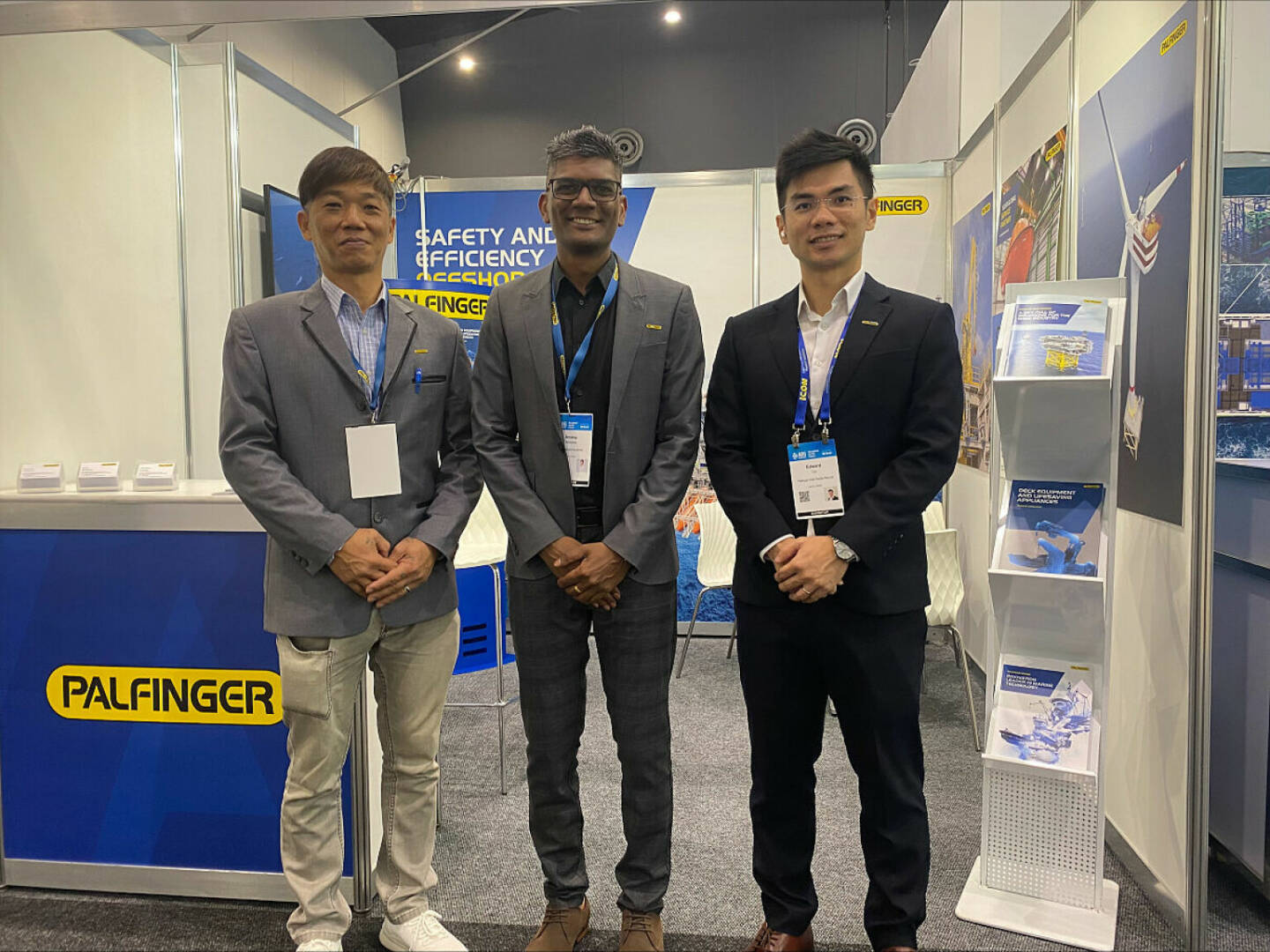 Die Mitarbeiter des neuen PALFINGER Standorts in Australien/Perth: Neo Kian Meng, Service Engineer, Ansley Miranda, Country Manager & Edward Liu, Sales Engineer, Foto: Palfinger