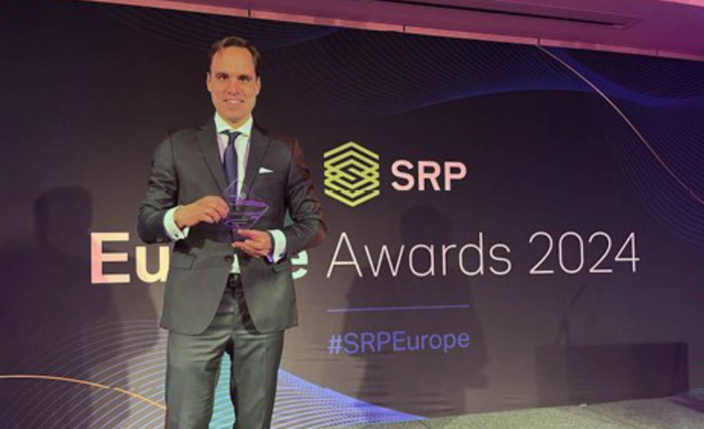 Das Raiffeisen Zertifikate-Team (im Bild Philipp Arnold, Abteilungsleiter Zertifikate Sales und Marketing) wurde von Structured Retail Products (SRP) mit dem SRP Award 2024 ausgezeichnet. Foto: beigestellt