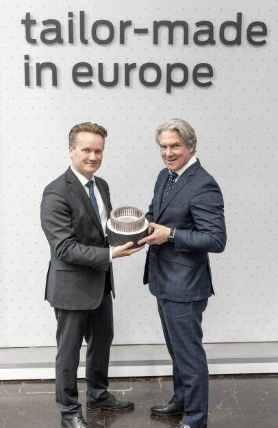 ASTA CEO Karl Schäcke (r.) und Rosendahl Nextrom-Eigentümer Georg Knill feiern die erfolgreiche Partnerschaft in der Hairpin-Extrusion. © Rosendahl Nextrom, © Aussender (30.04.2024) 