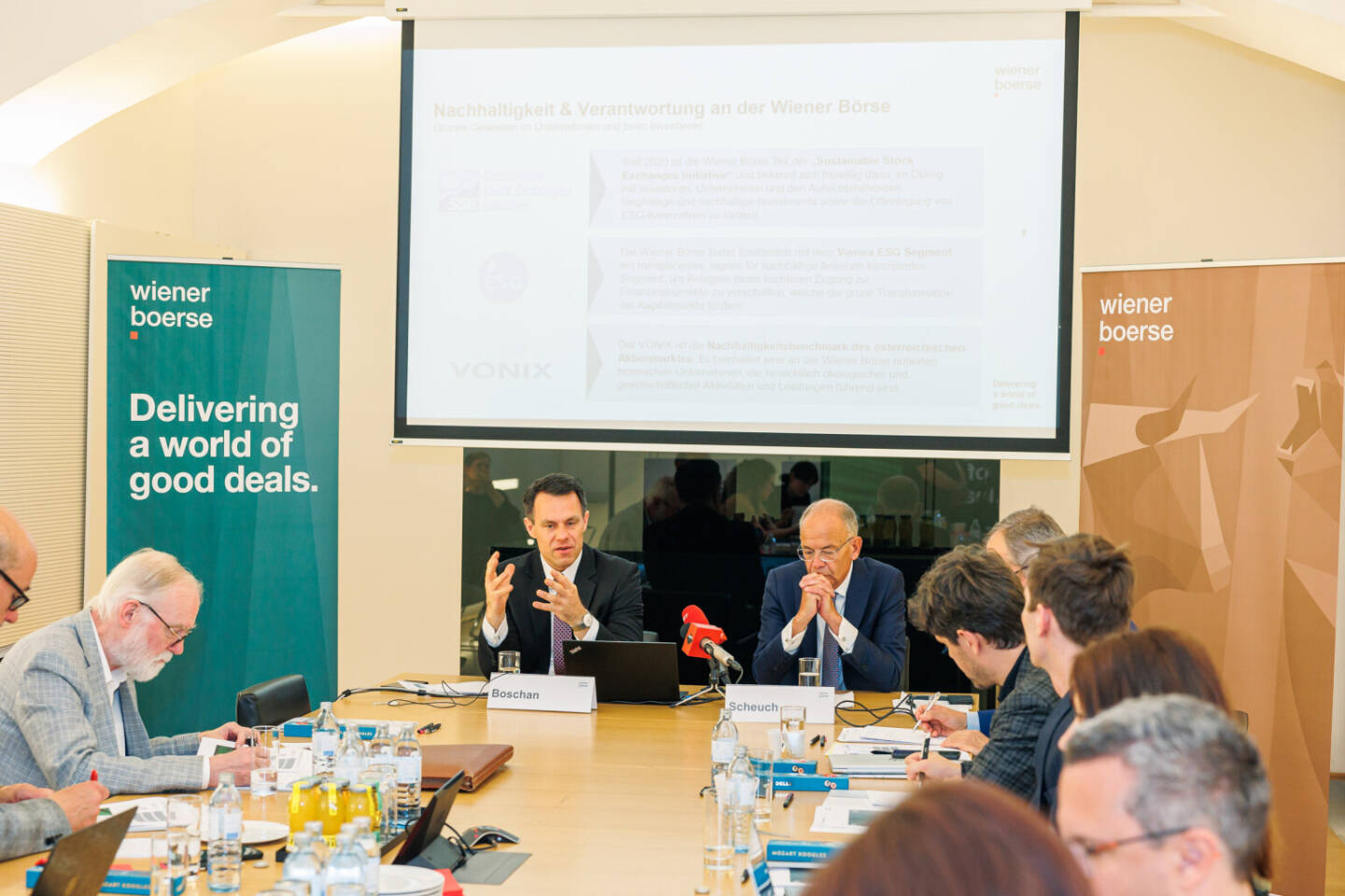 Die Wiener B&ouml;rse lud am 22. Mai 2024 zum j&auml;hrlichen Pressegespr&auml;ch. Christoph Boschan, CEO der Wiener B&ouml;rse AG und Heimo Scheuch, Vorsitzender des Aufsichtsrates der Wiener B&ouml;rse AG und CEO der Wienerberger AG, gaben Einblicke in das zur&uuml;ckliegende Gesch&auml;ftsjahr und sprachen &uuml;ber die Rolle des Kapitalmarkts allgemein. Foto: Wiener B&ouml;rse/Alexander Felten