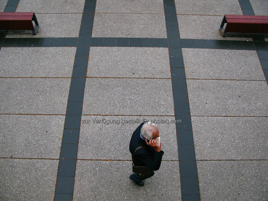 Mann spaziert telefonierend, von oben, © Wolfgang Wildner (07.09.2013) 