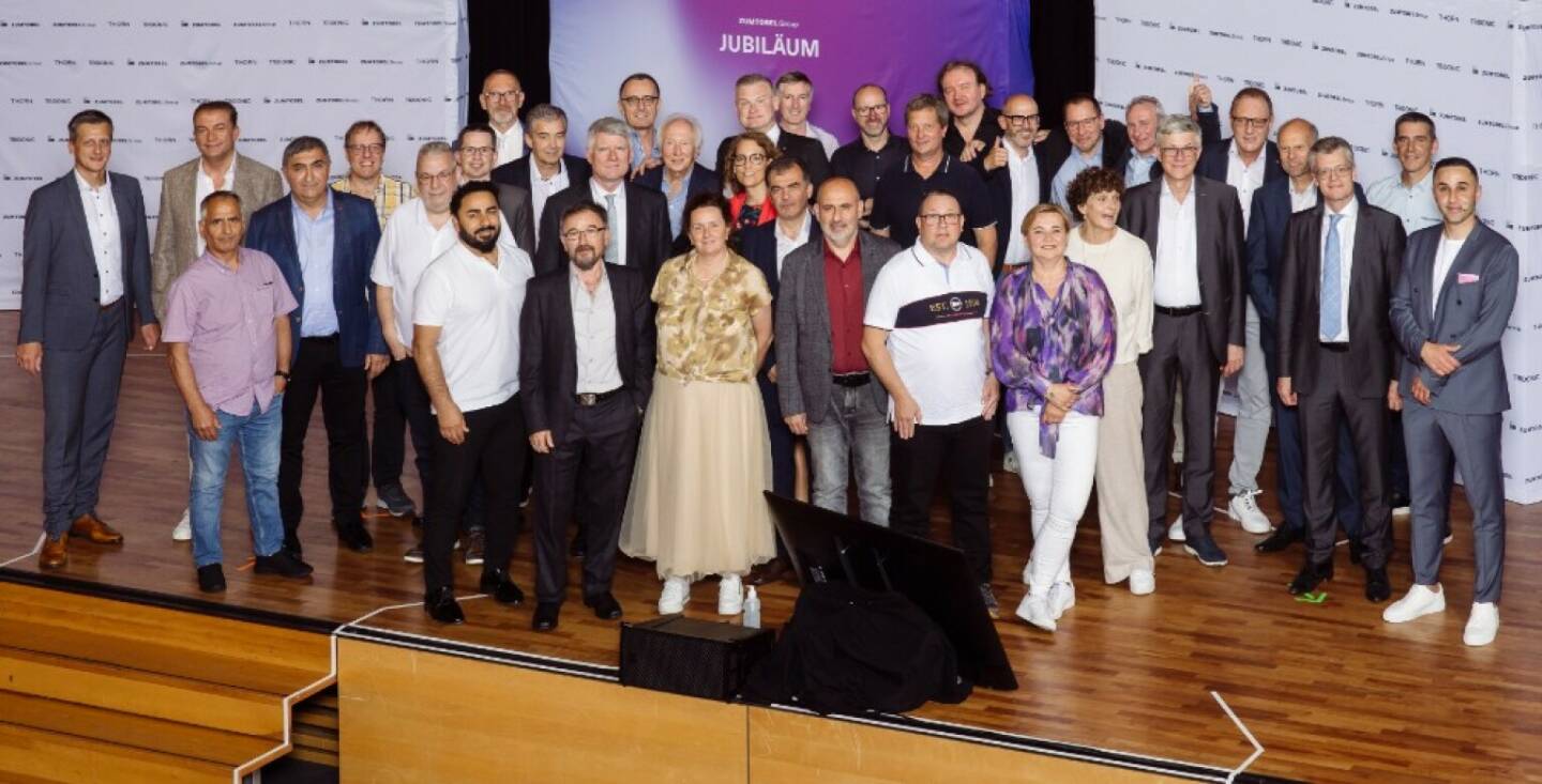 Zumtobel: Jubilarinnen und Jubilare, die an diesem Abend 30 Jahre und mehr an Betriebszugehörigkeit feierten, 
sowie Gratulanten aus Vorstand und Management. Foto: Lisa Mathis