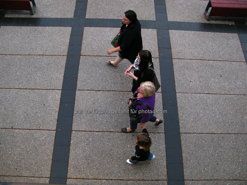 in die selbe Richtung gehen, 3 Generationen,3 Frauen und Kind spazieren, von oben, © Wolfgang Wildner (07.09.2013) 