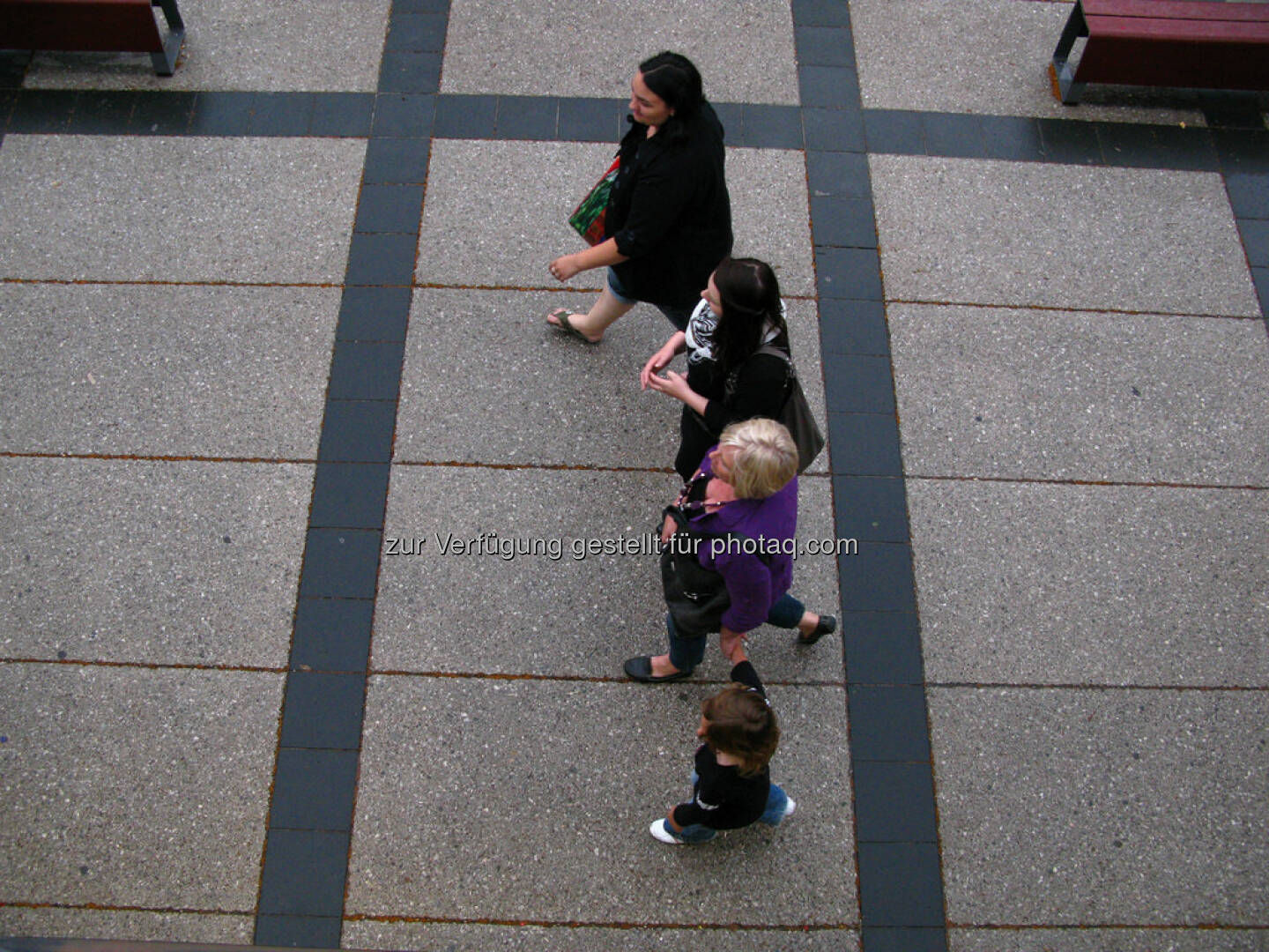 in die selbe Richtung gehen, 3 Generationen,3 Frauen und Kind spazieren, von oben