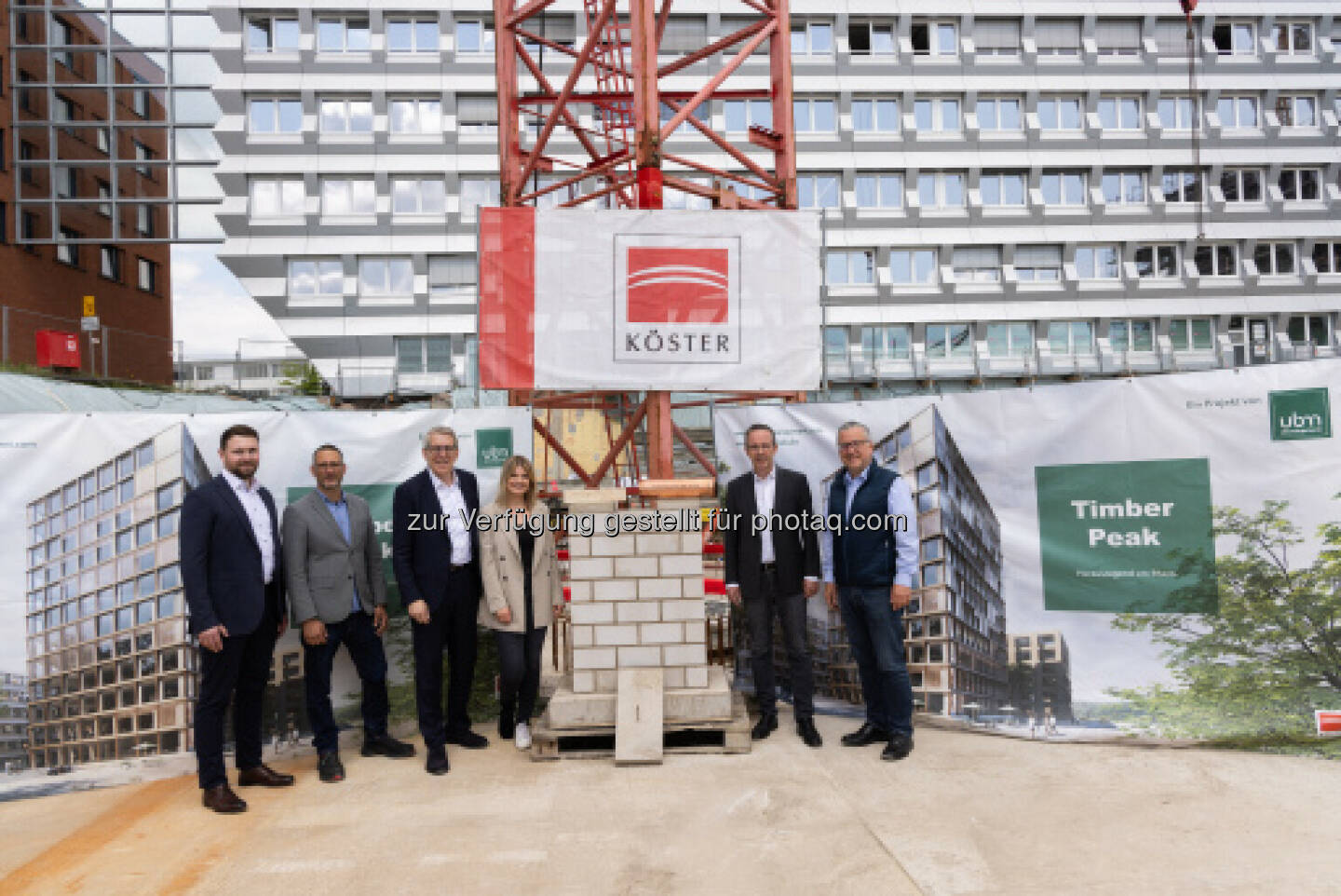 UBM: Projektbeteiligte bei der Grundsteinlegung im Holz-Hybrid Bürohaus Timber Peak, Fotocredit:Sven Hasselbach Fotografie