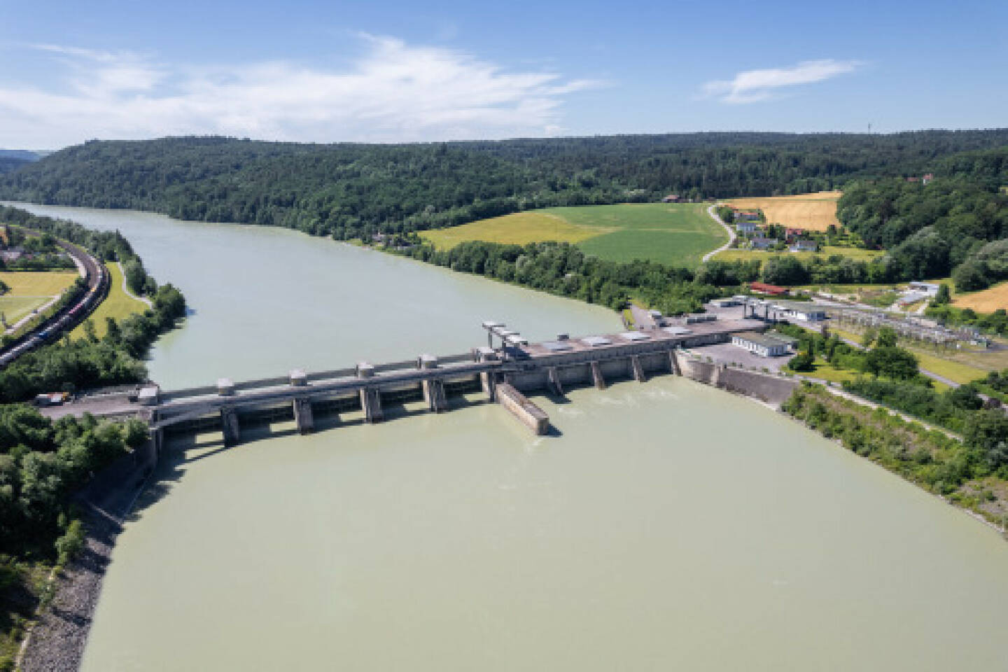 Das Wasserkraftwerk von VERBUND in Passau Ingling, aus dem der WACKER-Standort Burghausen zukünftig Grünstrom bezieht, Credit: Verbund