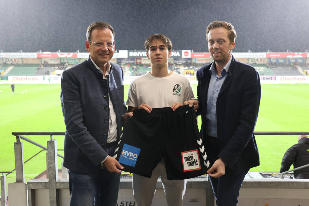 HYPO OÖ neuer Premiumpartner der SV Guntamatic Ried:  v. l. n. r.: Klaus Kumpfmüller (Vorstandsvorsitzender HYPO OÖ), Daniel Wimmer (Kapitän SV Ried), Thomas Gahleitner (Präsident SV Ried). © SV Ried / Schröckelsberger;), © Aussendung (01.10.2024) 