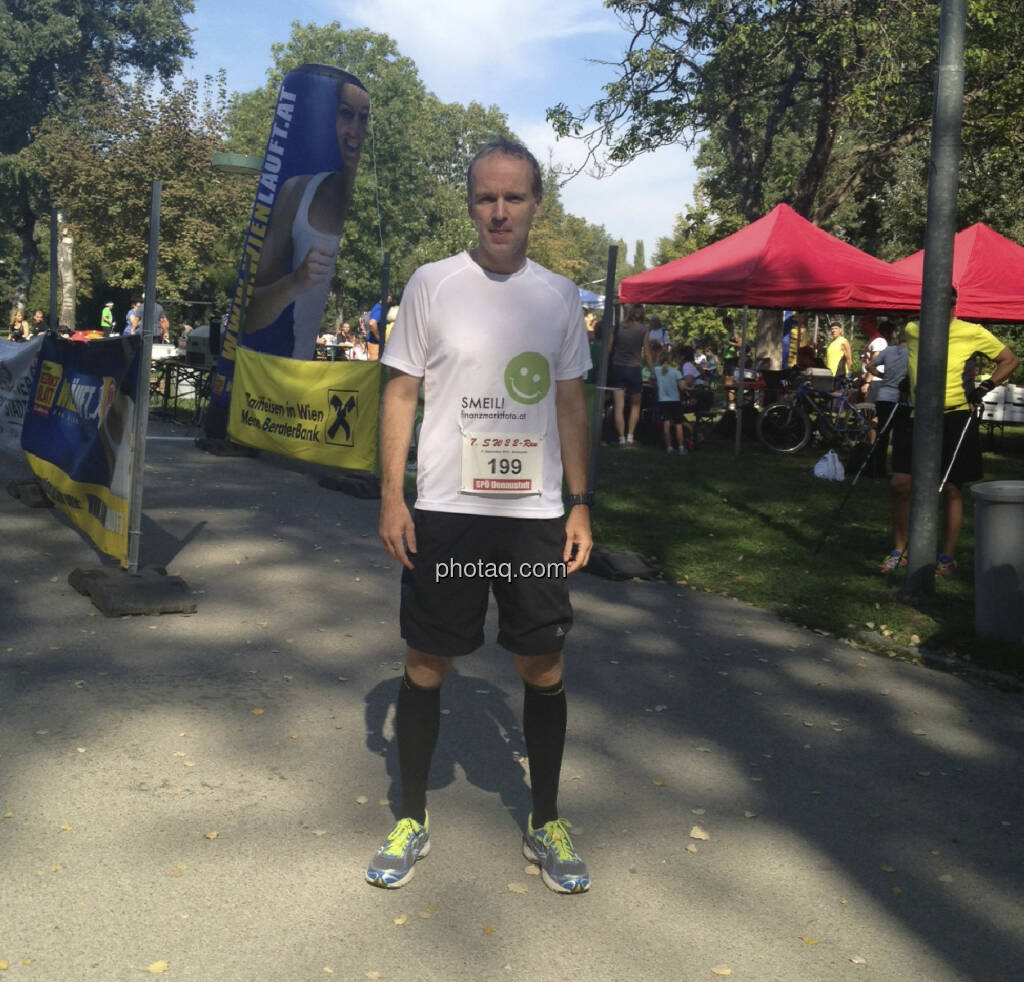 Donauparklauf 2013: In der Montur vor dem Start von einem OMV-Mann fotografiert, ich will ein schulterfreies Shirt, Vorbild die alten Frank-Shorter-Dinger (08.09.2013) 