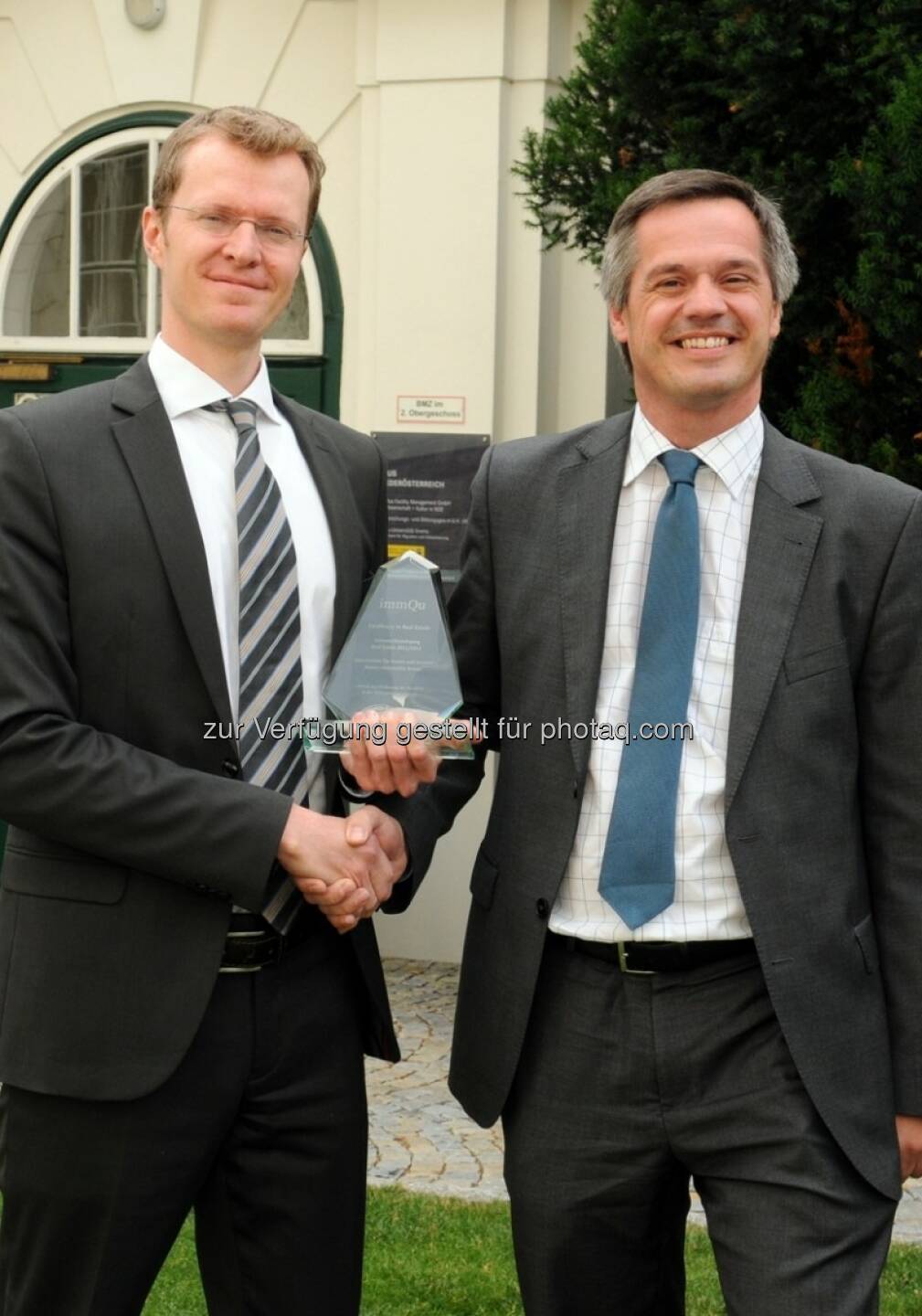 Christian Bauer, Immofinanz, mit dem „Excellence in Real Estate Award“ ausgezeichnet. BidL Christian Bauer, (Immofinanz Group); Wolfgang Scheibenpflug (immQu - Verein zur Förderung der Qualität in der Immobilienwirtschaft) -  mehr unter http://blog.immofinanz.com/de/2013/09/09/immofinanz-christian-bauer-mit-excellence-in-real-estate-award-ausgezeichnet/ Credits: Donau-Universität Krems/ A. Reischer