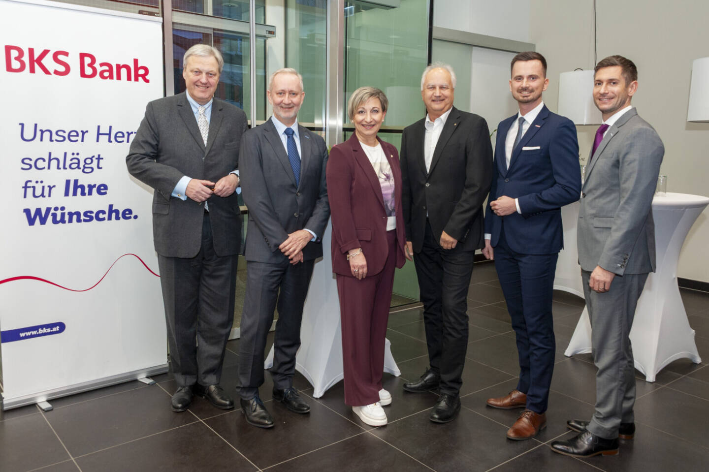 Eröffnung BKS Filiale Mattersburg - Haben die BKS Bank Filiale in Mattersburg offiziell eröffnet: 
Nikolaus Juhász, Vorstandsvorsitzender der BKS Bank; Norbert Arbesleitner, Direktionsleiter Wien-Niederösterreich-Burgenland; Claudia Schlager, Bürgermeisterin von Mattersburg; Anton Holzer, Architekt; Nesad Residovic, Filialleiter Mattersburg und Peter Angerer, Direktionsleiter Wien-Niederösterreich-Burgenland. © Photo Starkl