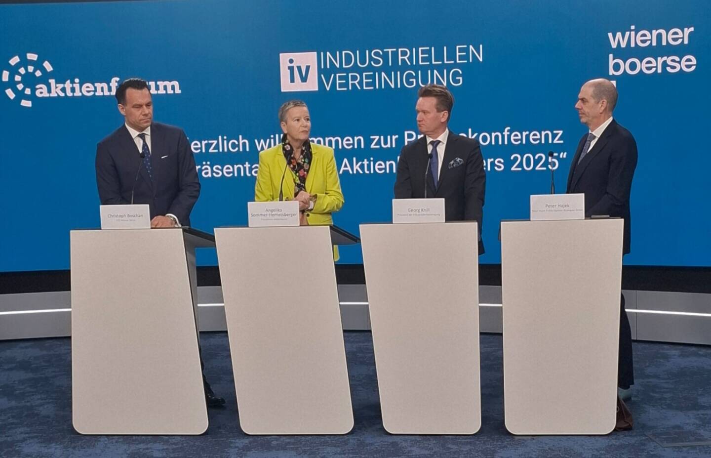 Aktienbarometer: Private Vorsorge gewinnt an Bedeutung: 30 Prozent der Österreicherinnen und Österreicher investieren in Wertpapiere; v.li.: Christoph Boschan (Wiener Börse), Angelika Sommer-Hemetsberger (Aktienforum), Georg Knill (IV), Peter Hajek (Studienautor), Foto: Aktienforum/Wiener Börse/IV