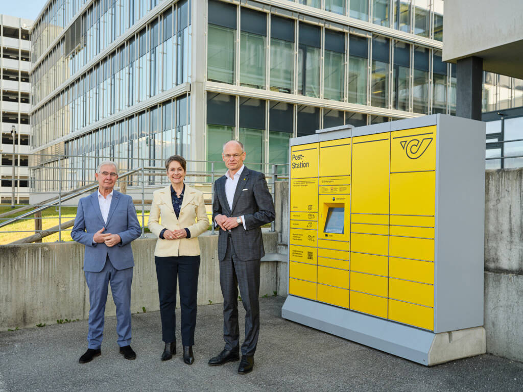 Harald Sobe, Stadtrat, Villach, Sabine Herlitschka, Vorstandsvorsitzende, Infineon Technologies Austria AG, und Walter Oblin, Generaldirektor, Österreichische Post AG, mit der neusten Poststation Hauptsitz von Infineon Austria in Villach, Foto: Österreichische Post, © Aussender (25.03.2025) 