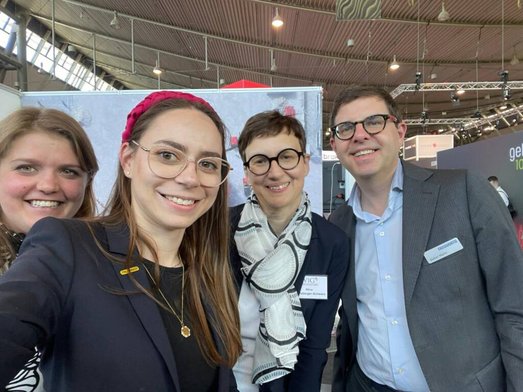 Palfinger, Porr, Frequentis und VIG sind auf der Invest in Stuttgart, am Freitag Früh hatte ich um einen MP3-Stimmungsbericht gebeten und Stefan Marin von Frequentis hat diesen mit v.li. Lisa Galuska (Porr), Sabrina Heinritz (Palfinger) und Nina Higatzberger-Schwarz (VIG) gecheckt. Danke! Tja und auch die Namen Reuter und Roither haben hier Bedeutung und es gibt gute Stimmung für österreichische Aktien im Schwabenland, konkret auf der grössten Finanzmesse der DACH-Region, der Stuttgarter Invest. Und das geilste ist, dass alle vier auch beim Österreichischen Aktientag in einem riesigen Kino präsent sind. Wir freuen uns auf Euch, Details zum Aktientag unter http://www.kapitalmarkt-stimme.at . Eintritt frei!  (09.05.2025) 