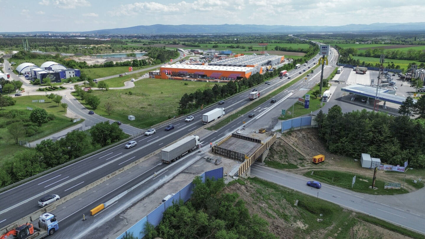 Auf der Südautobahn saniert STRABAG im Auftrag der ASFINAG eine 11 km lange Strecke in beiden Fahrtrichtungen zwischen Wöllersdorf und Wiener Neustadt. Auf den Einsatz recycelter Baustoffe und einen energieautarken Baustellenbetrieb wird dabei besonderer Wert gelegt. Bildnachweis: STRABAG