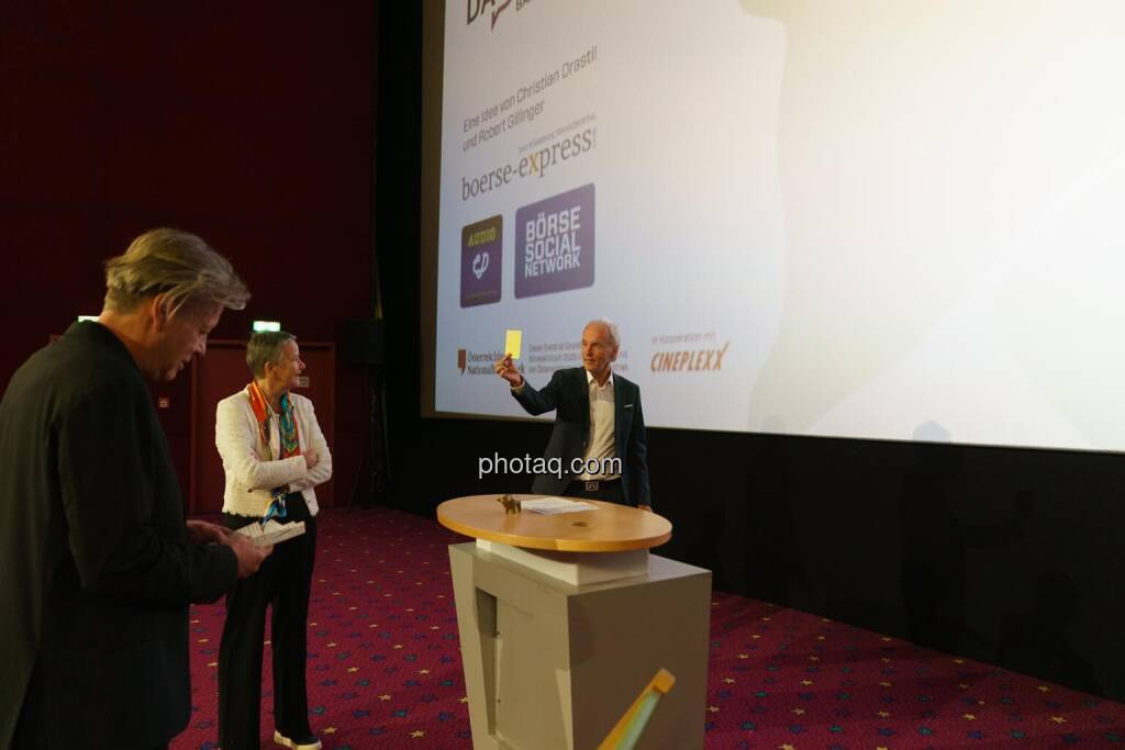 1. Aktientag von Börse Social und Börse Express im Cineplexx Kino, v.li. Robert Gillinger (Börse Express), Angelika Sommer-Hemetsberger (Vorständin OeKB), Christian Drastil (Börse Social, kapitalmarkt-stimme.at) (14.05.2025) 