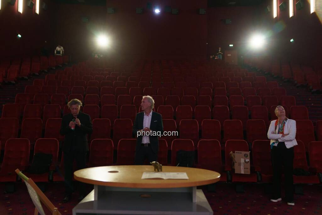 1. Aktientag von Börse Social und Börse Express im Cineplexx Kino, v.li. Robert Gillinger (Börse Express), Christian Drastil (Börse Social, kapitalmarkt-stimme.at), Angelika Sommer-Hemetsberger (Vorständin OeKB) (14.05.2025) 