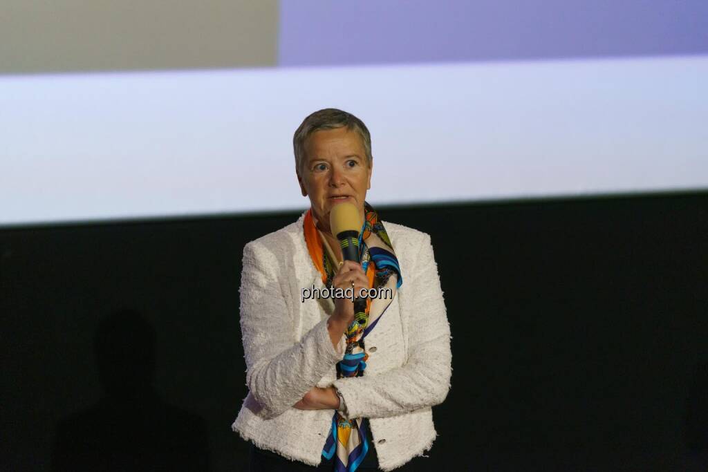1. Aktientag von Börse Social und Börse Express im Cineplexx Kino, Begrüßung durch Angelika Sommer-Hemetsberger (Vorständin OeKB) (14.05.2025) 