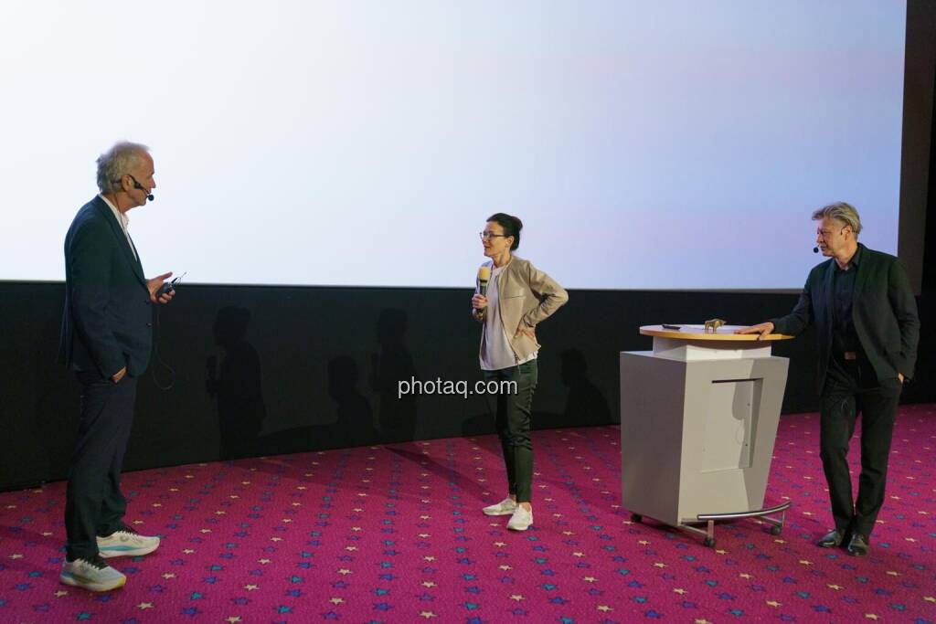 1. Aktientag von Börse Social und Börse Express im Cineplexx Kino, v.li.: Christian Drastil (Börse Social, kapitalmarkt-stimme.at), Bettina Schragl (IR Semperit), Robert Gillinger (Börse Express) (14.05.2025) 