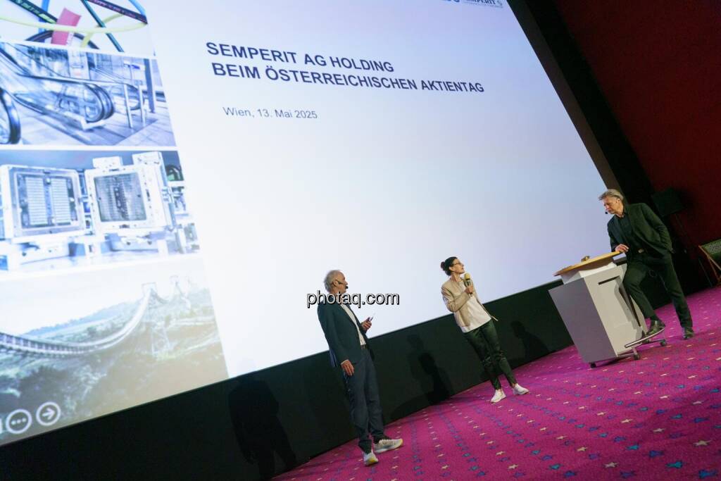 1. Aktientag von Börse Social und Börse Express im Cineplexx Kino, v.li.: Christian Drastil (Börse Social, kapitalmarkt-stimme.at), Bettina Schragl (IR Semperit), Robert Gillinger (Börse Express) (14.05.2025) 