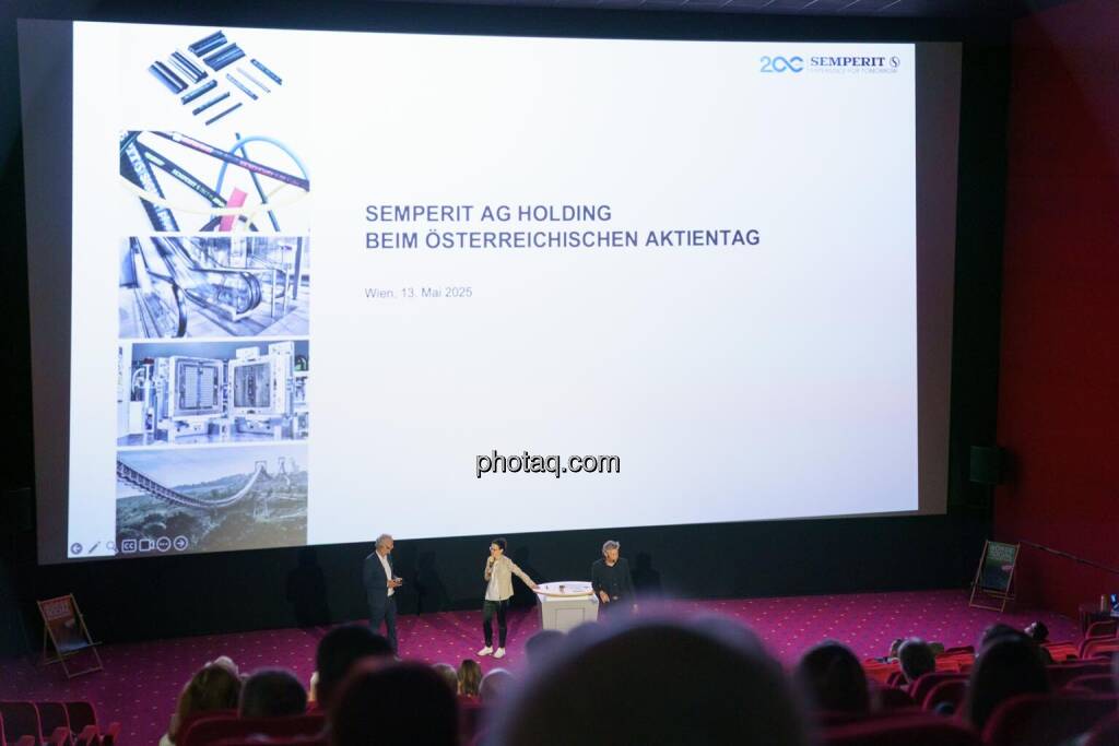 1. Aktientag von Börse Social und Börse Express im Cineplexx Kino, v.li.: Christian Drastil (Börse Social, kapitalmarkt-stimme.at), Bettina Schragl (IR Semperit), Robert Gillinger (Börse Express) (14.05.2025) 
