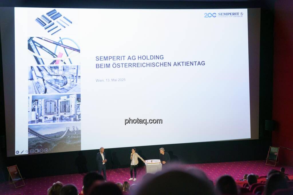 1. Aktientag von Börse Social und Börse Express im Cineplexx Kino, v.li.: Christian Drastil (Börse Social, kapitalmarkt-stimme.at), Bettina Schragl (IR Semperit), Robert Gillinger (Börse Express) (14.05.2025) 