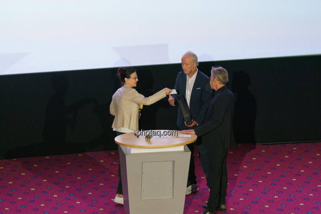 1. Aktientag von Börse Social und Börse Express im Cineplexx Kino, v.li.: Bettina Schragl (IR Semperit), Christian Drastil (Börse Social, kapitalmarkt-stimme.at), Robert Gillinger (Börse Express) (14.05.2025) 