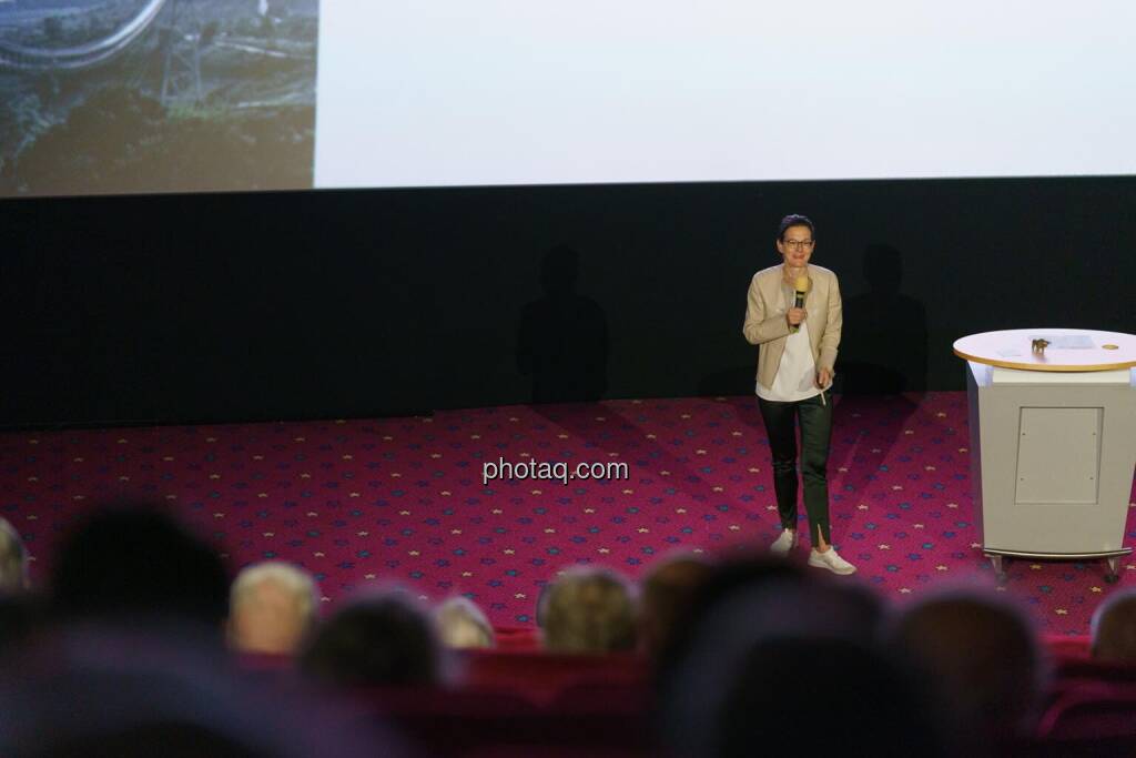 1. Aktientag von Börse Social und Börse Express im Cineplexx Kino, v.li.: Bettina Schragl (IR Semperit) (14.05.2025) 