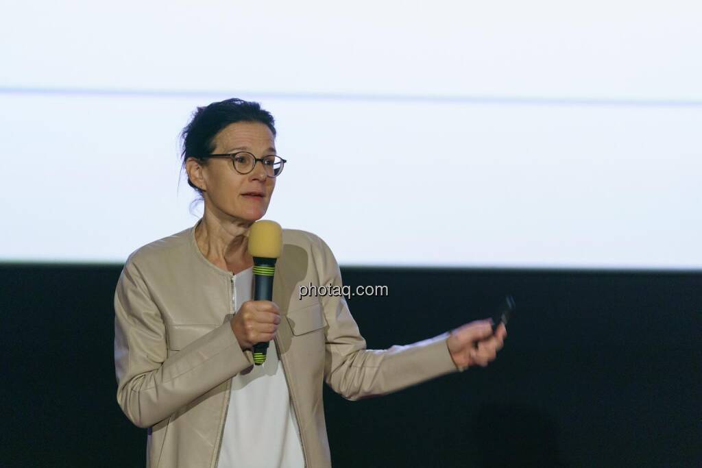 1. Aktientag von Börse Social und Börse Express im Cineplexx Kino, v.li.: Bettina Schragl (IR Semperit) (14.05.2025) 