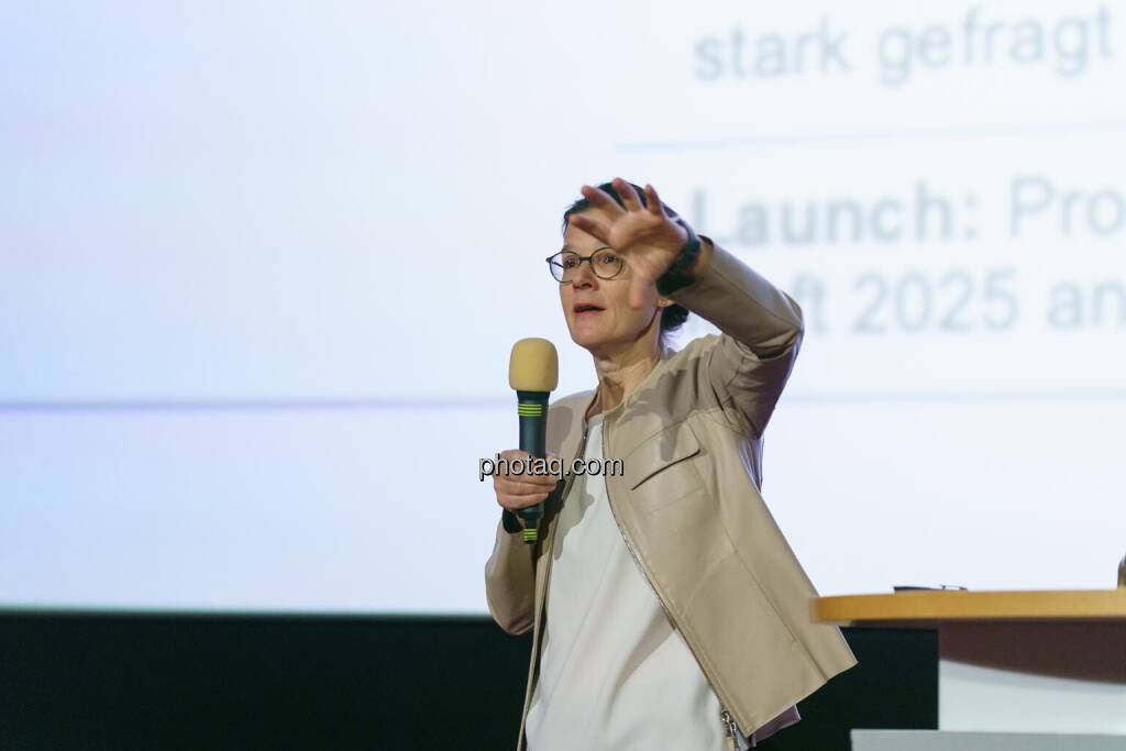 1. Aktientag von Börse Social und Börse Express im Cineplexx Kino, v.li.: Bettina Schragl (IR Semperit) (14.05.2025) 