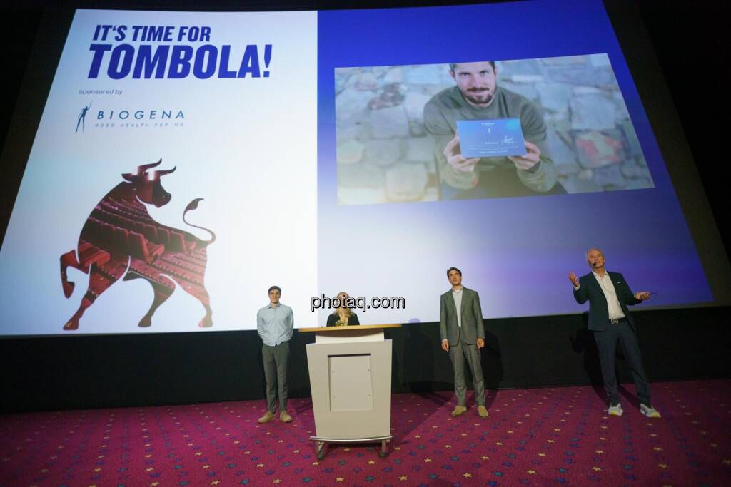 1. Aktientag von Börse Social und Börse Express im Cineplexx Kino, Präsentation EuroTeleSites, Moritz Palmi (IR), Emilie Löblich (IR), Lars Mosdorf (CFO), Christian Drastil (Börse Social, kapitalmarkt-stimme.at) (14.05.2025) 