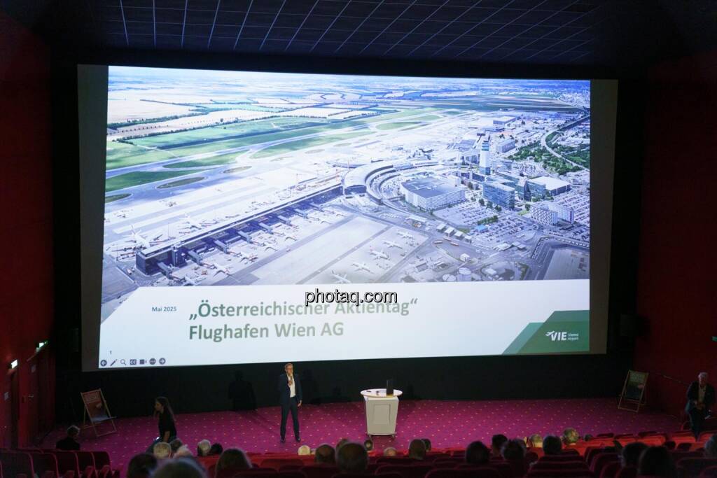 1. Aktientag von Börse Social und Börse Express im Cineplexx Kino, Präsentation Flughafen Wien AG, Bernd Maurer (IR) (14.05.2025) 