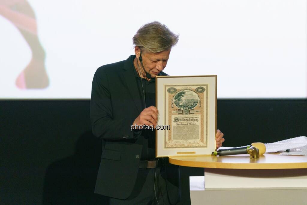 1. Aktientag von Börse Social und Börse Express im Cineplexx Kino, Tombola-Preis Historische Wertpapiere, Robert Gillinger (Börse Express) (14.05.2025) 