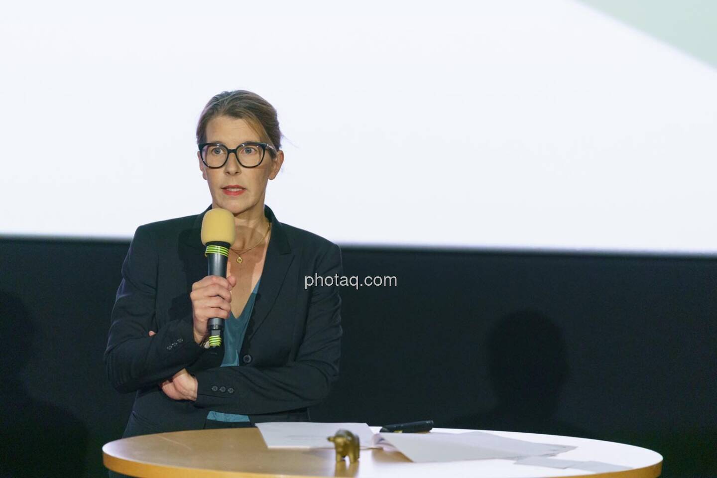 1. Aktientag von B&ouml;rse Social und B&ouml;rse Express im Cineplexx Kino, Pr&auml;sentation wienerberger, Therese Jander (IR)