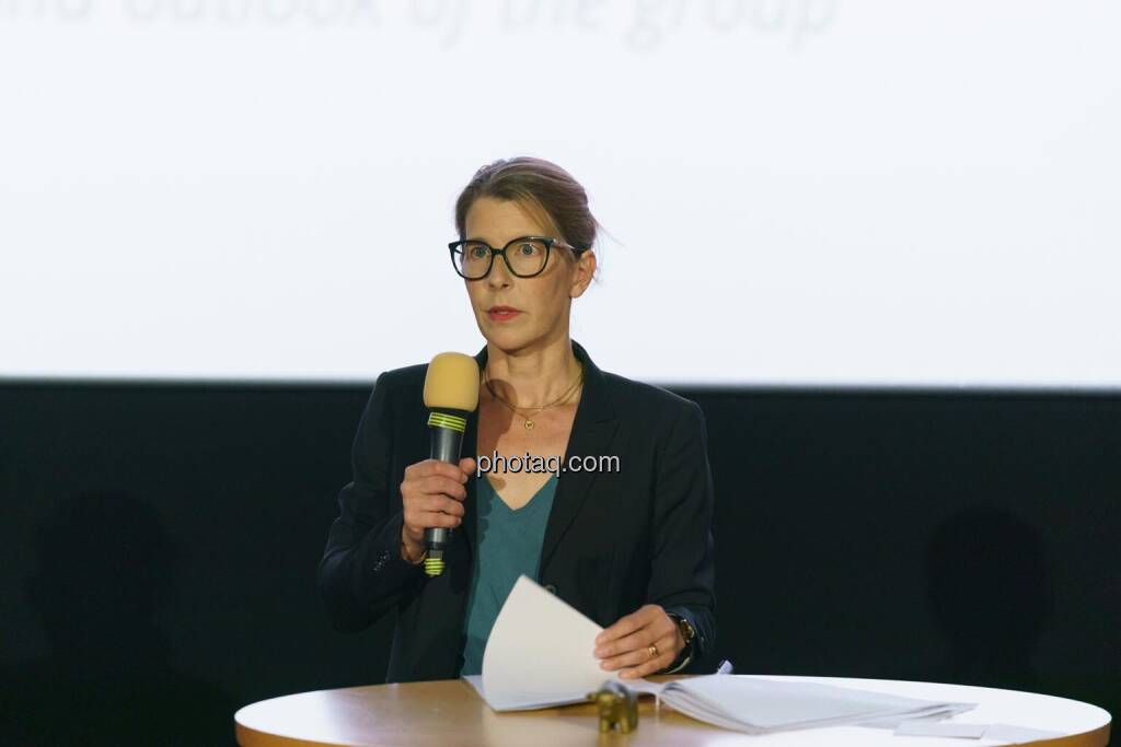 1. Aktientag von Börse Social und Börse Express im Cineplexx Kino, Präsentation wienerberger, Therese Jander (IR) (14.05.2025) 