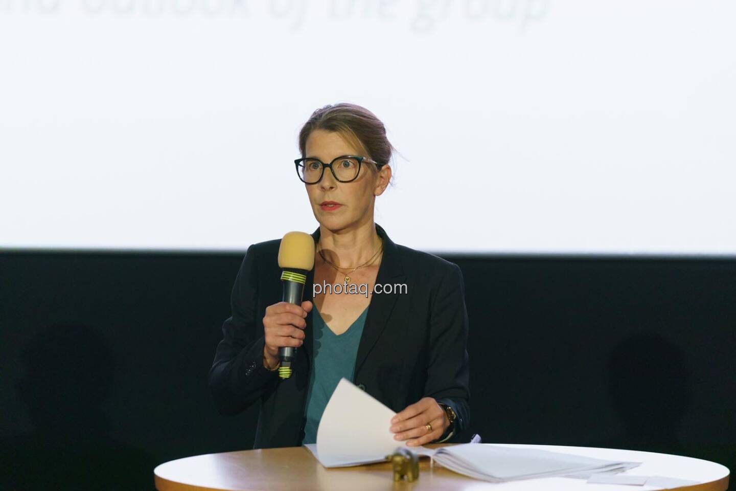 1. Aktientag von B&ouml;rse Social und B&ouml;rse Express im Cineplexx Kino, Pr&auml;sentation wienerberger, Therese Jander (IR)