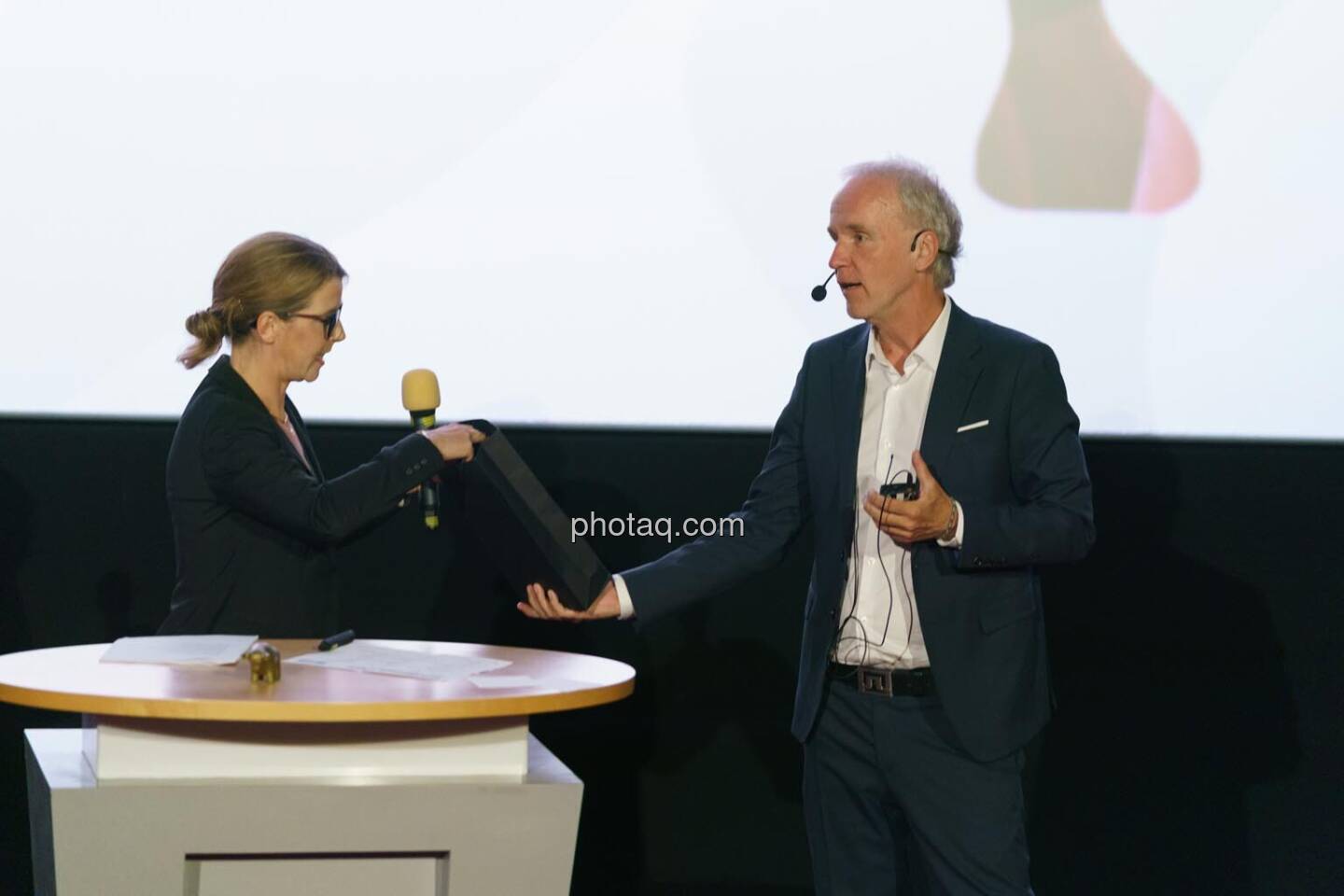 1. Aktientag von B&ouml;rse Social und B&ouml;rse Express im Cineplexx Kino, Pr&auml;sentation wienerberger, Therese Jander (IR), Christian Drastil (B&ouml;rse Social, kapitalmarkt-stimme.at)