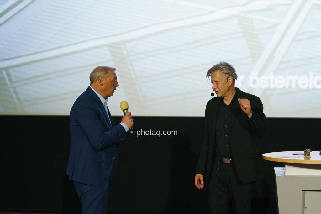 1. Aktientag von Börse Social und Börse Express im Cineplexx Kino, Präsentation Palfinger AG, Hannes Roither (IR), Robert Gillinger (Börse Express) (14.05.2025) 
