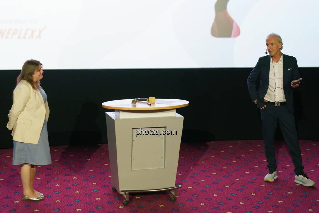 1. Aktientag von Börse Social und Börse Express im Cineplexx Kino, Präsentation PORR AG, Lisa Galuska (IR), Christian Drastil (Börse Social, kapitalmarkt-stimme.at) (14.05.2025) 