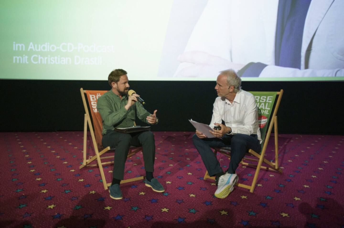 Mit Ritschy Dobetsberger für den Inside Umbrella Podcast in Liegestühlen am 1. Österreichischen Aktientag (Foto: Martina Draper)