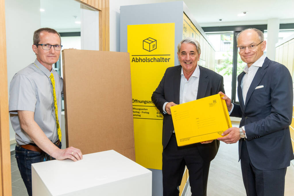 Die Österreichische Post AG hat in der Dittelgasse 5 im 22. Wiener Gemeindebezirk eine neue Selbstbedienungsfiliale eröffnet. Foto: Walter Oblin, Generaldirektor, Österreichische Post AG, mit Ernst Nevrivy, Bezirksvorsteher, Wien-Donaustadt, Foto: Österreichische Post, © Aussender (04.06.2025) 