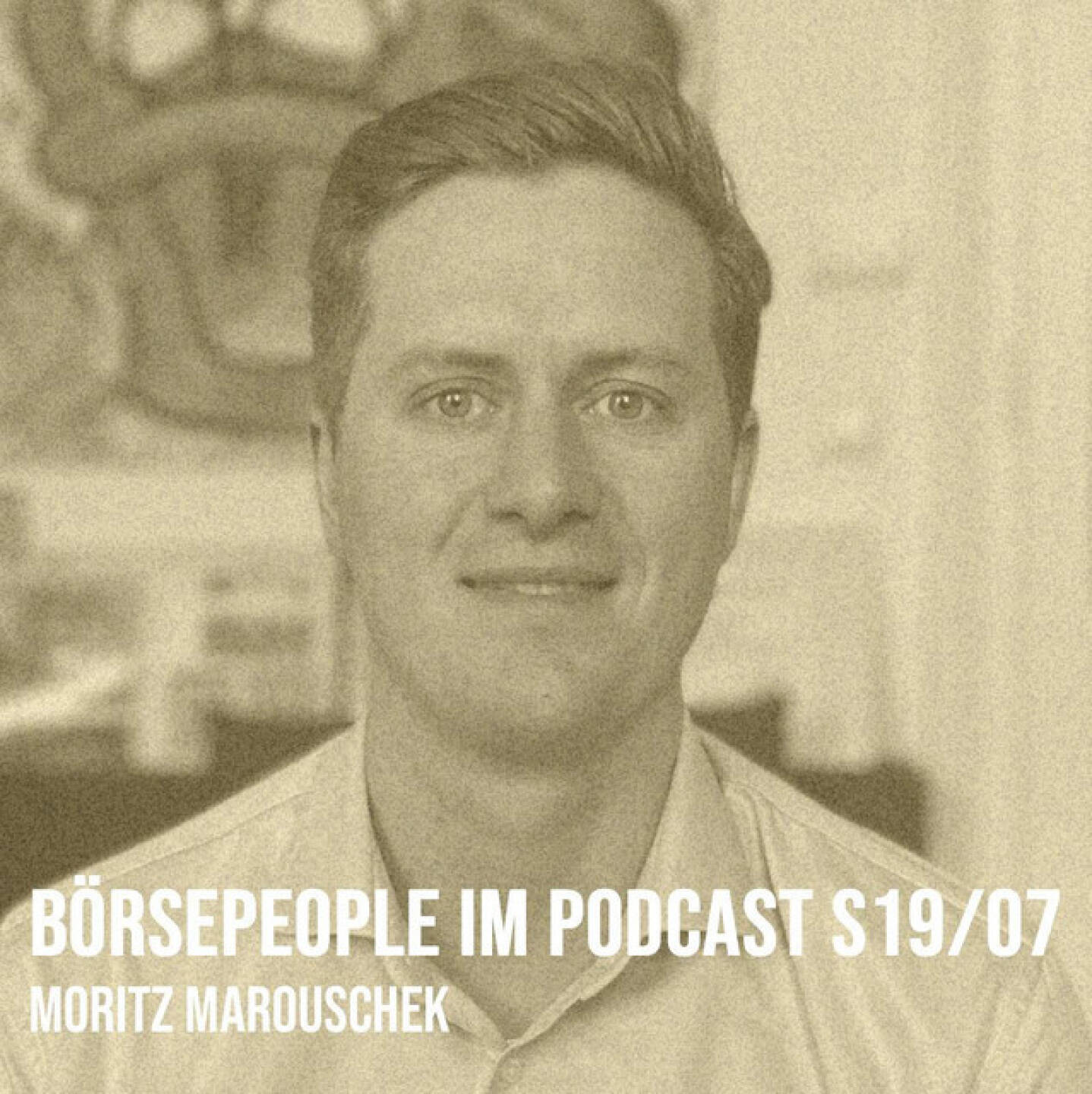 https://open.spotify.com/episode/6AoYoNfpeknC7C4YCfGG9U
Börsepeople im Podcast S19/07: Moritz Marouschek - <p>Moritz Marouschek ist Corporate Developer bei der Asta Energy Solutions AG und Ex-Handball-Profi bei West Wien. Wir beginnen mit einem Wordrap, den Moritz als Aktiver der Handball Jugend Euro 2012 ausgefüllt hat. Was sagt er heute zu seinen damaligen Antworten? Wegen einer Verletzung musste der West Wien Spieler (und später auch Jugendtrainer), der es auch auf A-Team-Einberufungen gebracht hat, leider früh aufhören. Wir sprechen über Jobs bei Red Bull, Allianz, Laola 1, der Uni Wien. Und dann natürlich über Montana Aerospace und seit heuer deren Tochter Asta. Auch Vater Roland Marouschek, Michael Tojner, Sabrina Mocki Mockenhaupt und Georg Bursik werden erwähnt. <br>
<br>
<a href=https://www.astagroup.com/de/ target=_blank>https://www.astagroup.com/de/</a><br>
<a href=https://www.montana-aerospace.com target=_blank>https://www.montana-aerospace.com</a><br>
<a href=https://handball-westwien.at target=_blank>https://handball-westwien.at</a><br>
Börsepeople Veronika Korbei: <a href=https://audio-cd.at/page/podcast/7152 target=_blank>https://audio-cd.at/page/podcast/7152</a><br>
<br>
About: Die Serie Börsepeople des Podcasters Christian Drastil, der im Q4/24 in Frankfurt als Finfluencer & Finanznetworker #1 Austria ausgezeichnet wurde, findet im Rahmen von <a href=http://www.audio-cd.at target=_blank>http://www.audio-cd.at</a> und dem Podcast Audio-CD.at Indie Podcasts statt.  Es handelt sich dabei um typische Personality- und Werdegang-Gespräche. Die Season 19 umfasst unter dem Motto „25 Börsepeople“ 25 Talks. Presenter der Season 19 ist die Volksbank <a href=https://www.volksbank.at target=_blank>https://www.volksbank.at.</a> Welcher der meistgehörte Börsepeople Podcast ist, sieht man unter <a href=http://www.audio-cd.at/people target=_blank>http://www.audio-cd.at/people.</a> Der Zwischenstand des laufenden Rankings ist tagesaktuell um 12 Uhr aktualisiert.<br>
<br>
Bewertungen bei Apple (oder auch Spotify) machen mir Freude: <a href=http://www.audio-cd.at/spotify target=_blank>http://www.audio-cd.at/spotify</a> , <a href=http://www.audio-cd.at/apple target=_blank>http://www.audio-cd.at/apple</a> .<br>
</p>