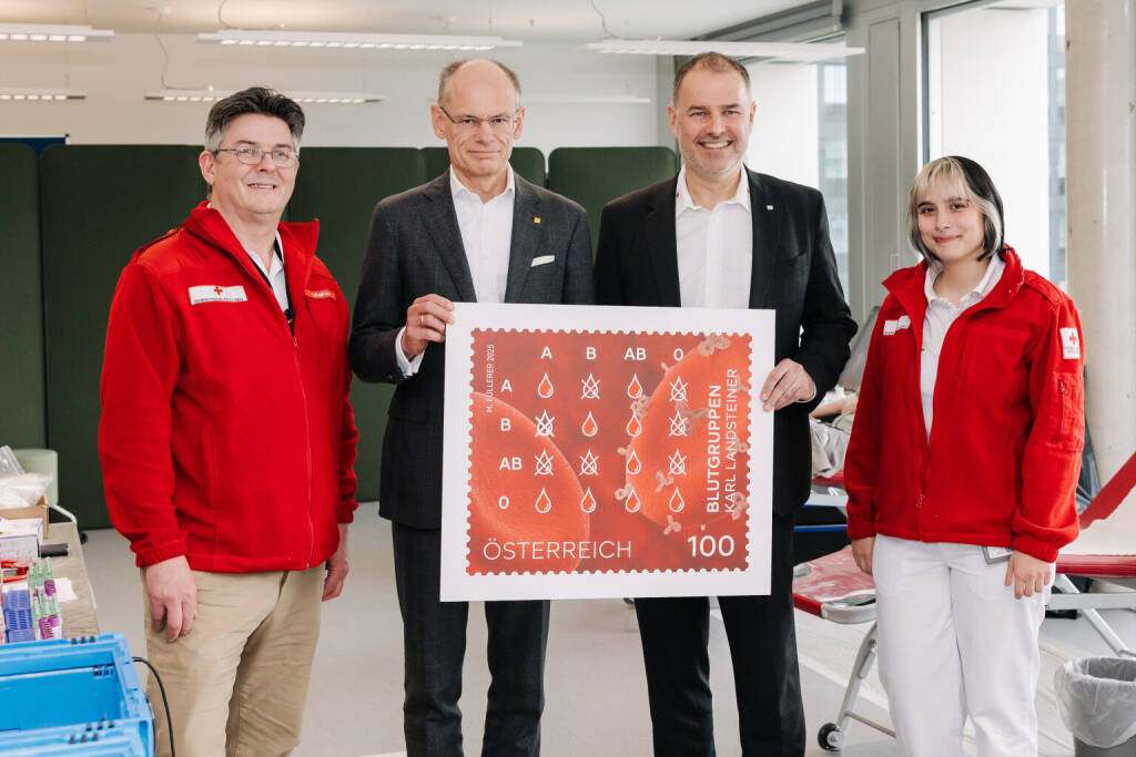 NEUE BRIEFMARKE DER POST: 125 JAHRE ENTDECKUNG DER BLUTGRUPPEN: Walter Oblin, Generaldirektor, Österreichische Post AG, mit Peter Kaiser, Stellvertretender Generalsekretär des Österreichischen Roten Kreuzes, bei der Enthüllung der neuen Sonderbriefmarke, Credit: Österreichische Post, © Aussender (11.06.2025) 
