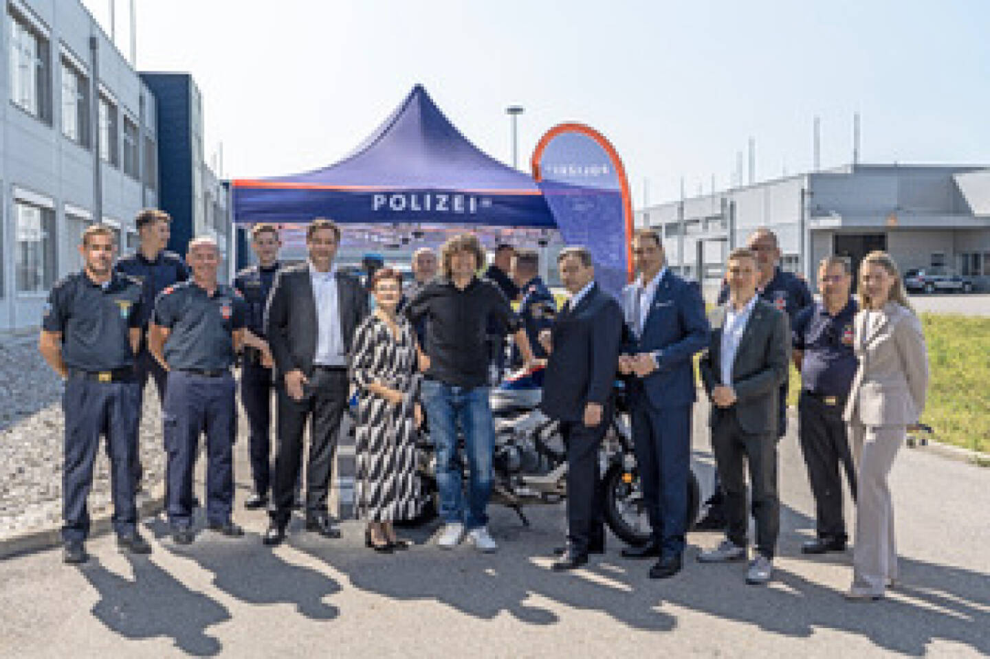 Mitarbeitergesundheit und Arbeitssicherheit stehen im Mittelpunkt bei NOVOMATIC“: Team der Polizei Gumpoldskirchen/Guntramsdorf, Mag. Johannes Gratzl (NOVOMATIC AG), Dagmar Händler (Bürgermeisterin Gumpoldskirchen), Extremradsportler Christoph Strasser, Dipl.-Ing. Ryszard Presch (NOVOMATIC AG), Mag. Stefan Krenn (NOVOMATIC AG), Christoph Neubauer (NOVOMATIC AG), Team der Feuerwehr Gumpoldskirchen, Mag. Alexandra Lindlbauer (NOVOMATIC AG). Fotoquelle: Novomatic