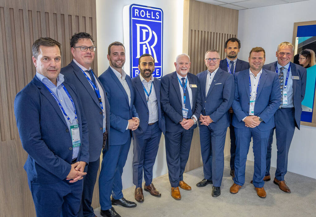 Rolls-Royce - FACC – Verlängerung der erfolgreichen Partnerschaft um ein weiteres Jahrzehnt
v.l.n.r.: Günter Nelböck (VP Engines & Nacelles | FACC), Mark Procter (VP Supplier Management | Rolls-Royce), FACC CFO Florian Heindl, Sajal Batra (Strategic Procurement Category Manager | Rolls-Royce), Huw Morgan (Senior VP Finished Components | Rolls-Royce), FACC CEO Robert Machtlinger, Lawrence J. Betty (VP Partners | Rolls-Royce), Bernhard Schöpf (Director Program | FACC), Steve Anderson (VP Strategic Procurement | Rolls-Royce) © Rolls-Royce, © Aussender (19.06.2025) 