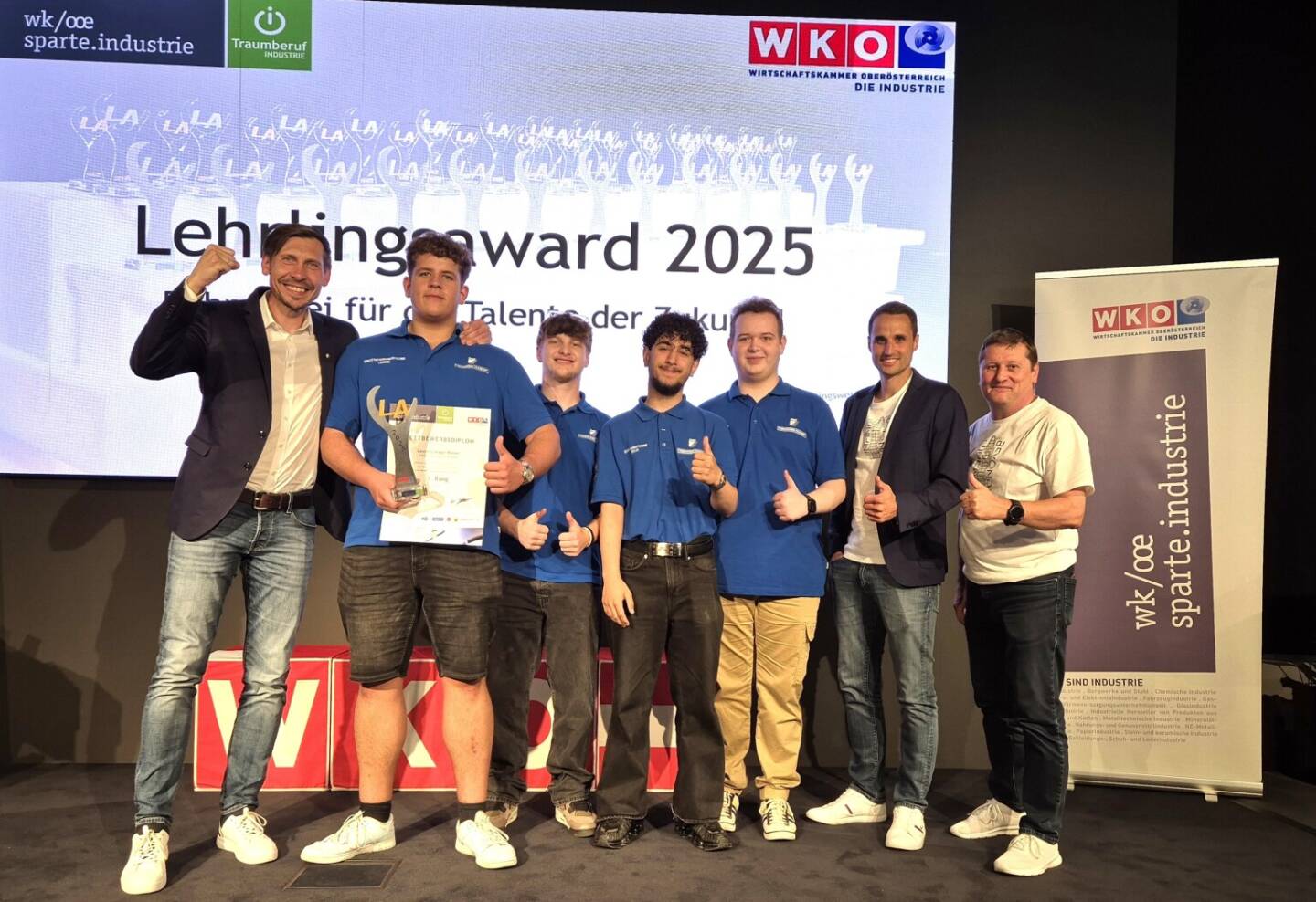 FACC Future Team holt Platz 1 bei WKO Lehrlingsaward: Die erfolgreiche Future Crew der FACC im Rahmen der feierlichen Preisverleihung v.l.n.r.: Simon Pascal-Klär (Kunststoffverfahrenstechniker), Laurenz Hager-Roiser (Kunststoffverfahrenstechniker), Özcan Dinc (Zerspanungstechniker), Marvin Schratzberger (Konstrukteur)
© WKO / City Foto