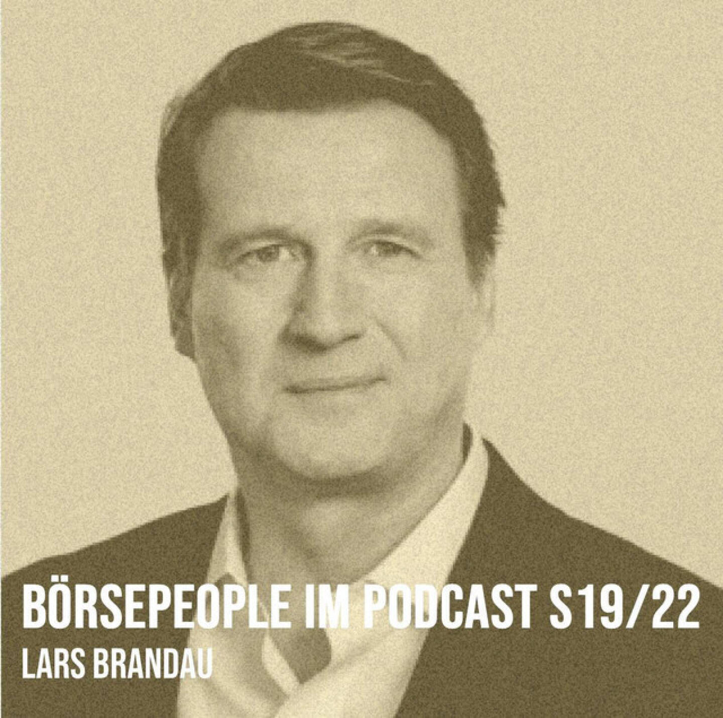 https://open.spotify.com/episode/4c1iwAoii6CYoDMB2EaYcX
Börsepeople im Podcast S19/22: Lars Brandau - <p>Lars Brandau ist langjähriger n-tv--Moderator/Anchorman und ebenso langjähriges Gesicht des Zertifikate Award Austria, er ist mein persönlicher Moderations-Hero. Lars studierte Politik und Germanistik, von 1992 bis 2007 arbeitete er als Redakteur, Reporter, Chef vom Dienst und Chefmoderator beim Nachrichtensender n-tv in Berlin und Köln, moderierte die Bundestagswahl 1998, die Wahl des deutschen Bundespräsidenten 1999 und die Präsidentschaftswahl in den Vereinigten Staaten 2000. Von 2001 bis 2003 präsentierte er die Wirtschaftssendung „Telebörse“ und war seit Oktober 2003 Nachrichtenmoderator. Wir kennen uns von den Zertifikate Awards Austria, die Lars als früherer DDV-GF jahrelange moderierte. Und so machen wir auch einen Deep Dive in eine Branche, die immer selbstbewusster wurde, sprechen über Hoppalas bei früheren Awards bzw. Namensgebungen, über unsere Smalltalks, die nicht selten Sport als Thema hatten. Heute ist Lars im Wealth Management tätig, auch da werden Zertifikate eingesetzt. Warum ich selbst als Privatperson vollkommen uninteressant bin, wird in dieser Folge ebenfalls aufgelöst. <br>
<br>
Lars Brandau bei den Zertifikate Awards Austria: <a href=https://photaq.com/search/lars%20brandau target=_blank>https://photaq.com/search/lars%20brandau</a><br>
Sondernummer Zertifikate Award Austria 2025: <a href=https://boerse-social.com/pdf/fachheft64 target=_blank>https://boerse-social.com/pdf/fachheft64</a> <br>
Börsepeople Carola Ferstl (startete mit Lars 1992 bei n-tv): <a href=https://audio-cd.at/page/podcast/6618 target=_blank>https://audio-cd.at/page/podcast/6618</a> <br>
<br>
About: Die Serie Börsepeople des Podcasters Christian Drastil, der im Q4/24 in Frankfurt als Finfluencer & Finanznetworker #1 Austria ausgezeichnet wurde, findet im Rahmen von <a href=http://www.audio-cd.at target=_blank>http://www.audio-cd.at</a> und dem Podcast Audio-CD.at Indie Podcasts statt.  Es handelt sich dabei um typische Personality- und Werdegang-Gespräche. Die Season 19 umfasst unter dem Motto „25 Börsepeople“ 25 Talks. Presenter der Season 19 ist die Volksbank <a href=https://www.volksbank.at target=_blank>https://www.volksbank.at.</a> Welcher der meistgehörte Börsepeople Podcast ist, sieht man unter <a href=http://www.audio-cd.at/people target=_blank>http://www.audio-cd.at/people.</a> Der Zwischenstand des laufenden Rankings ist tagesaktuell um 12 Uhr aktualisiert.<br>
<br>
Bewertungen bei Apple (oder auch Spotify) machen mir Freude: <a href=http://www.audio-cd.at/spotify target=_blank>http://www.audio-cd.at/spotify</a> , <a href=http://www.audio-cd.at/apple target=_blank>http://www.audio-cd.at/apple</a> .<br>
</p>