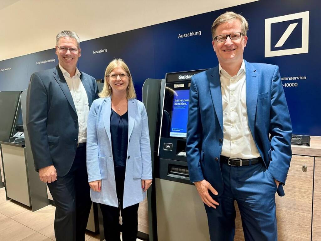 Für 80 Millionen Euro wurden seit Sommer 2024 alle Geräte mit Geldautomatenfunktion in den Filialen der Deutschen Bank und Postbank erneuert. „Als eine der letzten Filialen bundesweit erhielt die Deutsche Bank Frankfurt/M-Sachsenhausen in dieser Woche die neuen Geräte.“ (Foto v.l.n.r.): René Devaux, Leiter SB-Geräteinfrastruktur im Personal Banking der Deutschen Bank, Elena Wellnitz, Filialdirektorin Deutsche Bank Frankfurt/M-Sachsenhausen, Thorsten Peppler, COO im Personal Banking der Deutschen Bank; Fotoquelle: Deutsche Bank, © Aussender (18.07.2025) 
